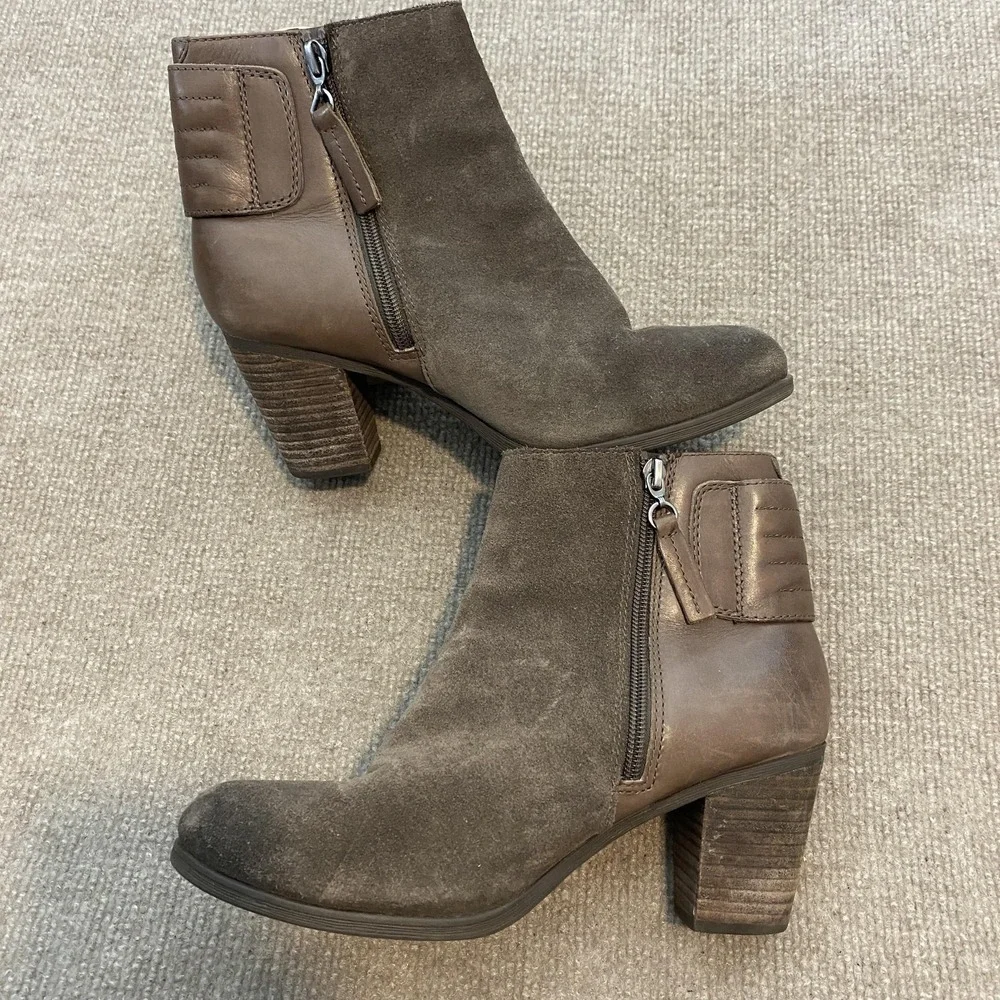 Clarks Booties Womens Size 8.5 Brown Suede Ankle Zip Block‎ Heel 26110635M